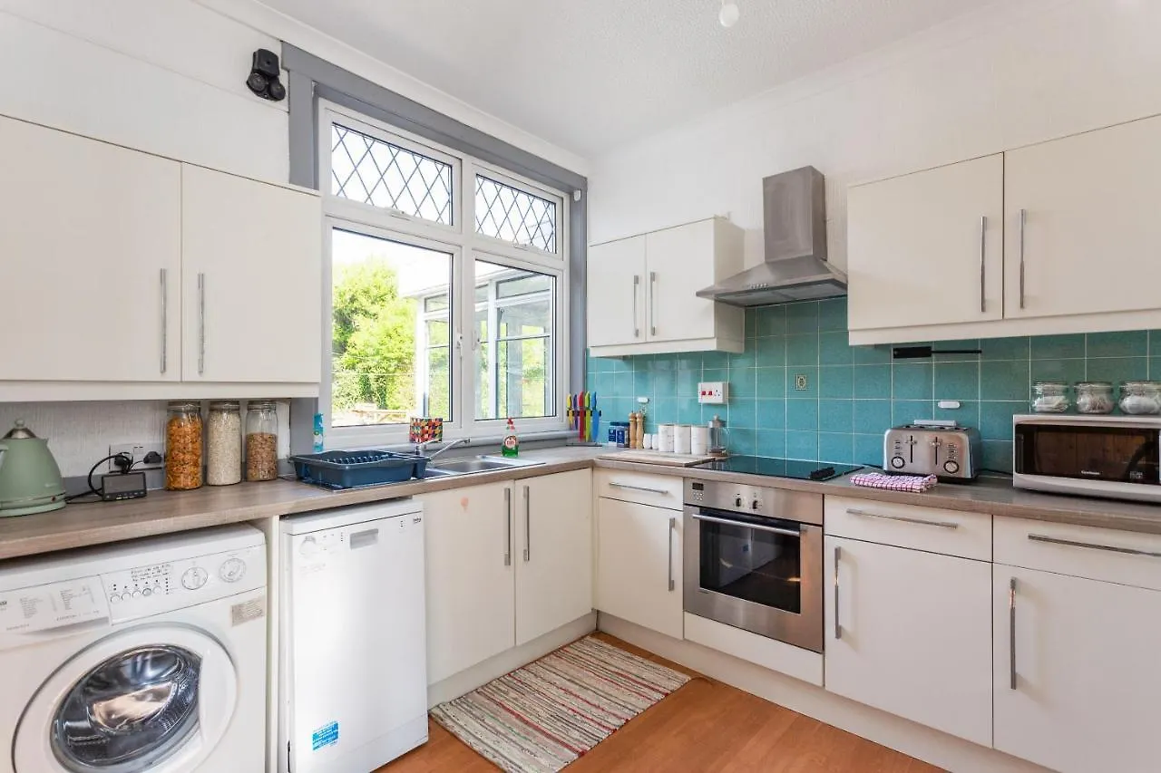 Lovely 3Bed House-Private Parking Villa Edinburg 0*,  Storbritannien