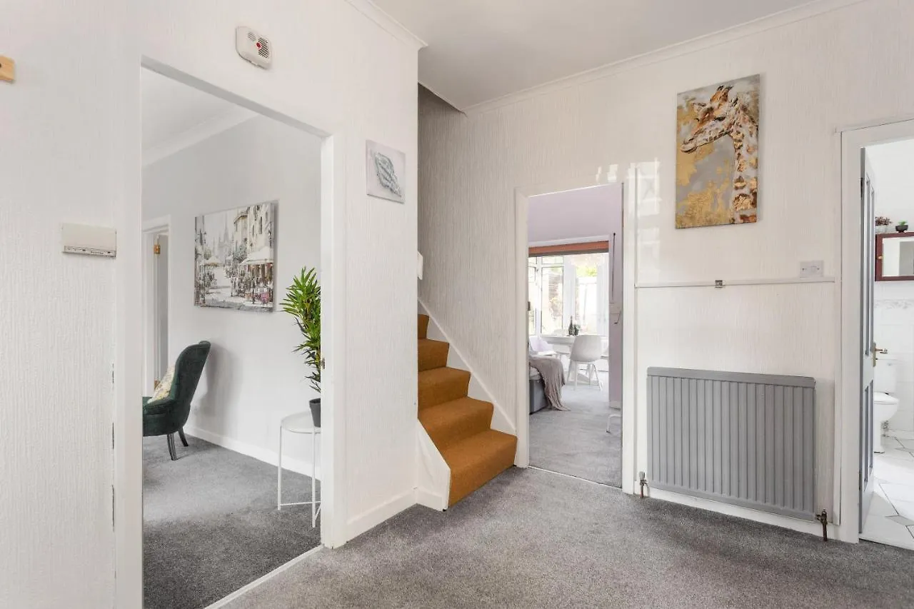 Semesterbostad Lovely 3Bed House-Private Parking Villa Edinburg